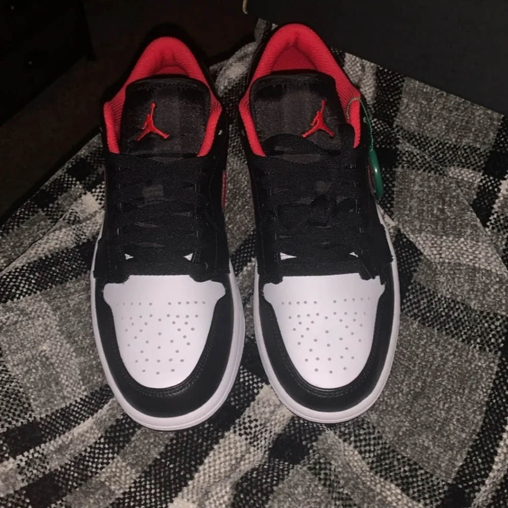 StockX Jordan 1 low black/fire red-white Jordan's sz 7 NWOTS (NIKE)